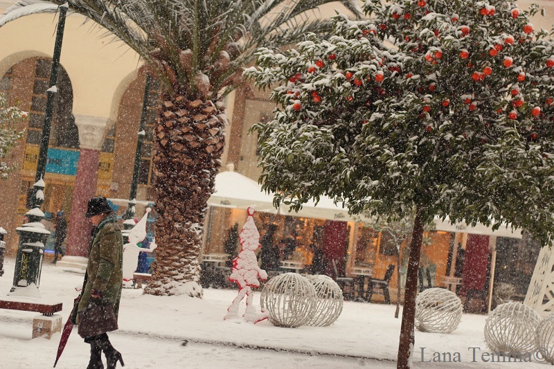 снег на площади аристотеля